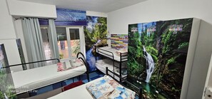 Dormitório compartilhado, banheiro compartilhado (6 beds only men) | Frigobar, quartos à prova de som, Wi-Fi de cortesia