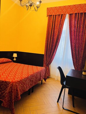 A room with a bed, a desk, and a chair. - Funny Palace Hostel (Rome)