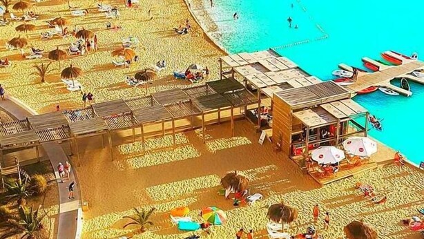 A beach resort with multiple levels of buildings, a sandy beach, and a clear blue pool. - Laguna del Mar (La Serena)