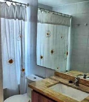 Douche, sèche-cheveux, serviettes fournies