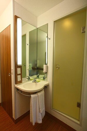 Standard Room | Bathroom | Shower, free toiletries, towels