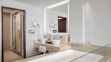 Suíte standard | Roupas de cama premium, frigobar, cofres nos quartos, escrivaninha