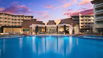 Piscina externa, espreguiçadeiras