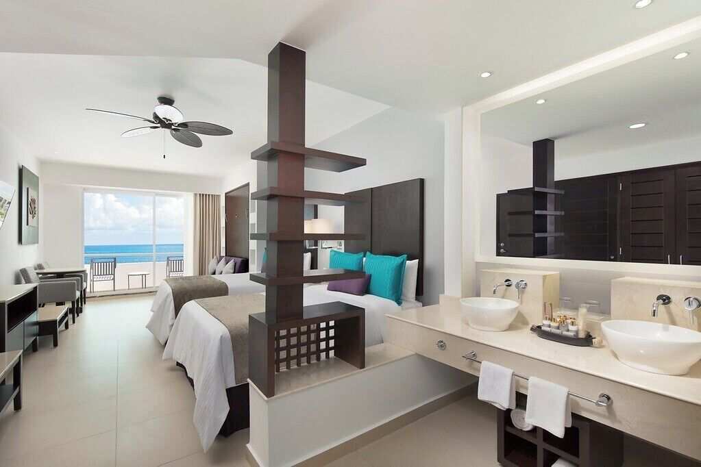 Phòng dành cho gia đình | Bộ đồ giường cao cấp, minibar, két bảo mật tại phòng, bàn 