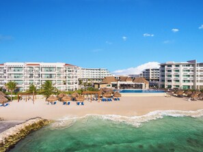 On the beach, white sand, sun loungers, beach towels - Ventus at Marina El Cid Spa & Beach Resort - All Inclusive (Puerto Morelos)