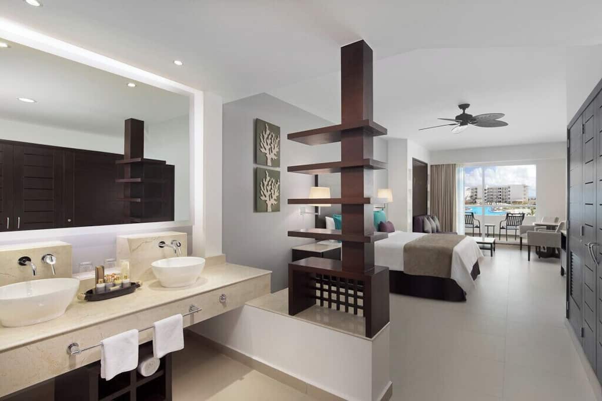 Rom – junior | Sengetøy av topp kvalitet, minibar, safe på rommet og skrivebord