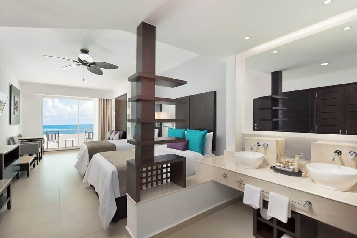 Familierom | Sengetøy av topp kvalitet, minibar, safe på rommet og skrivebord