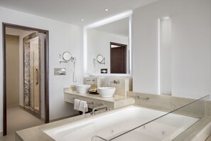 One Bedroom Suite Platinum with Jacuzzi | Premium bedding, minibar, in-room safe, desk - Ventus at Marina El Cid Spa & Beach Resort - All Inclusive (Puerto Morelos)