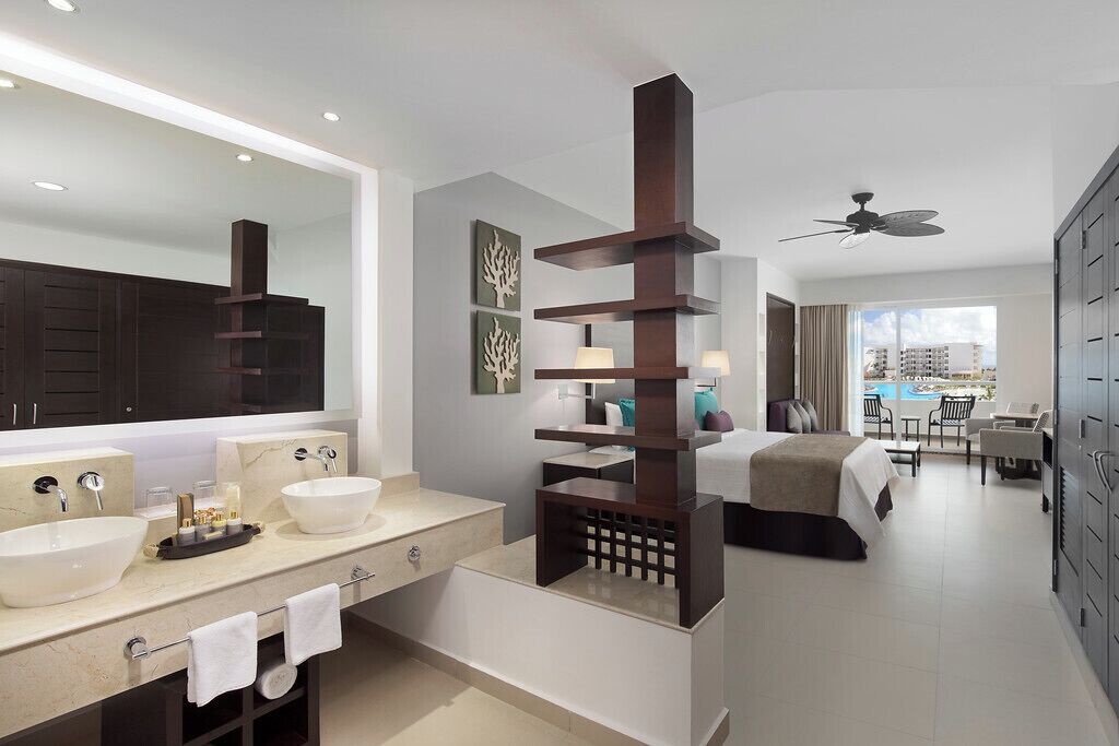 Junior Suite | Peralatan tempat tidur premium, bar mini, peti besi dalam bilik, meja 