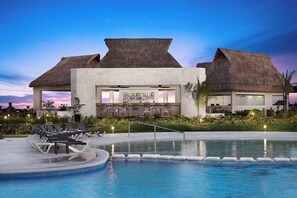 Poolside bar - Ventus at Marina El Cid Spa & Beach Resort - All Inclusive (Puerto Morelos)