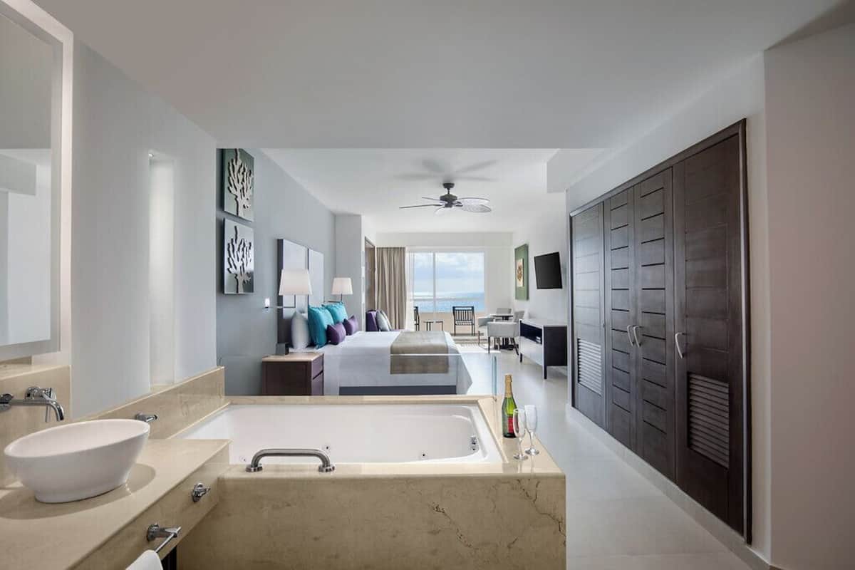 Rom – premium, 1 soverom, spabadekar | Sengetøy av topp kvalitet, minibar, safe på rommet og skrivebord