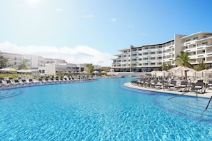 Utendørsbasseng og solsenger