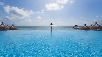 Una piscina al aire libre, tumbonas