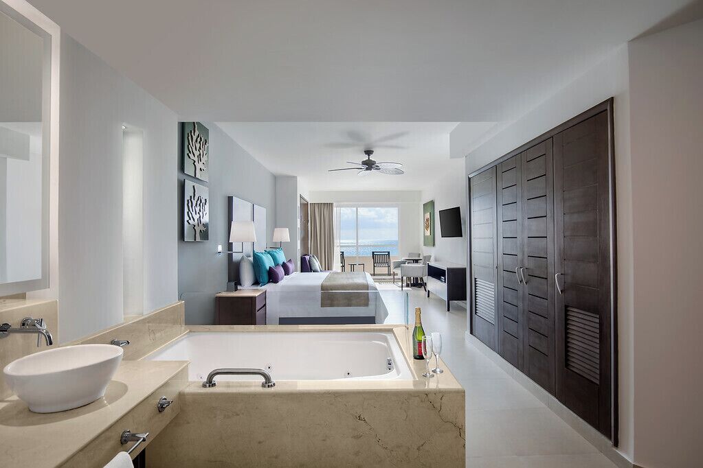 One Bedroom Suite Platinum with Jacuzzi | Premium bedding, minibar, in-room safe, desk