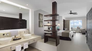 Roupas de cama premium, frigobar, cofres nos quartos, escrivaninha