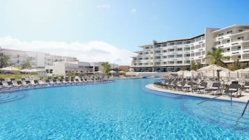 Una piscina al aire libre, sillones reclinables de piscina