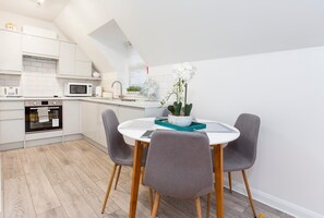 Full-sized fridge, microwave, oven, stovetop - Minsters Reach Holiday Apartments (York)