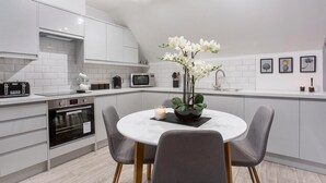 Coffee/tea maker, full-sized fridge, microwave, oven