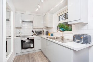 Full-size fridge, microwave, oven, stovetop - Minsters Reach Holiday Apartments (York)