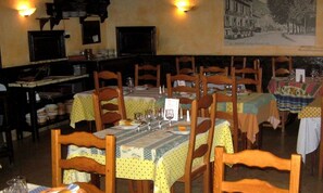 Daily full breakfast (EUR 10.00 per person)