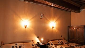 Standard Quadruple Room | Desk, free WiFi