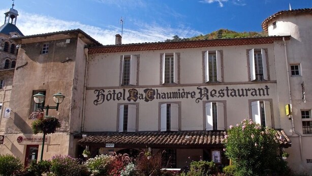A building with a sign reading "Hotel BaChaumontier Restaurant".