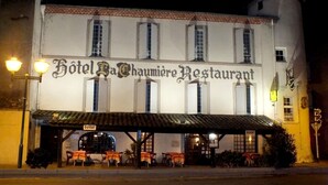 Restaurant van Hotel La Chaumiere met terras en overdekt patio.