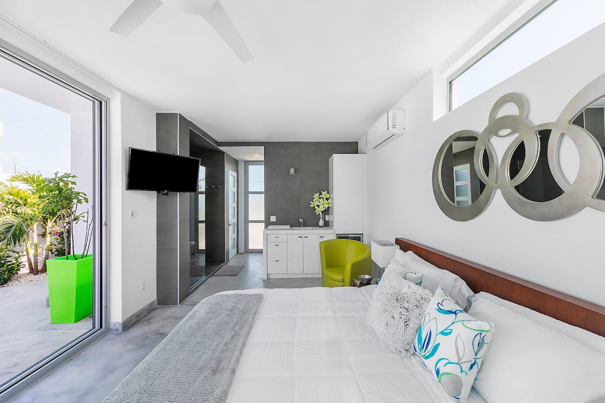 Villa Luxury, 3 camere da letto | 1 camera, una cassaforte in camera, una scrivania, tende oscuranti