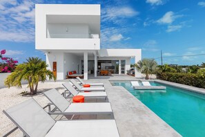 Outdoor pool, pool umbrellas, pool loungers - White Villas (Providenciales)