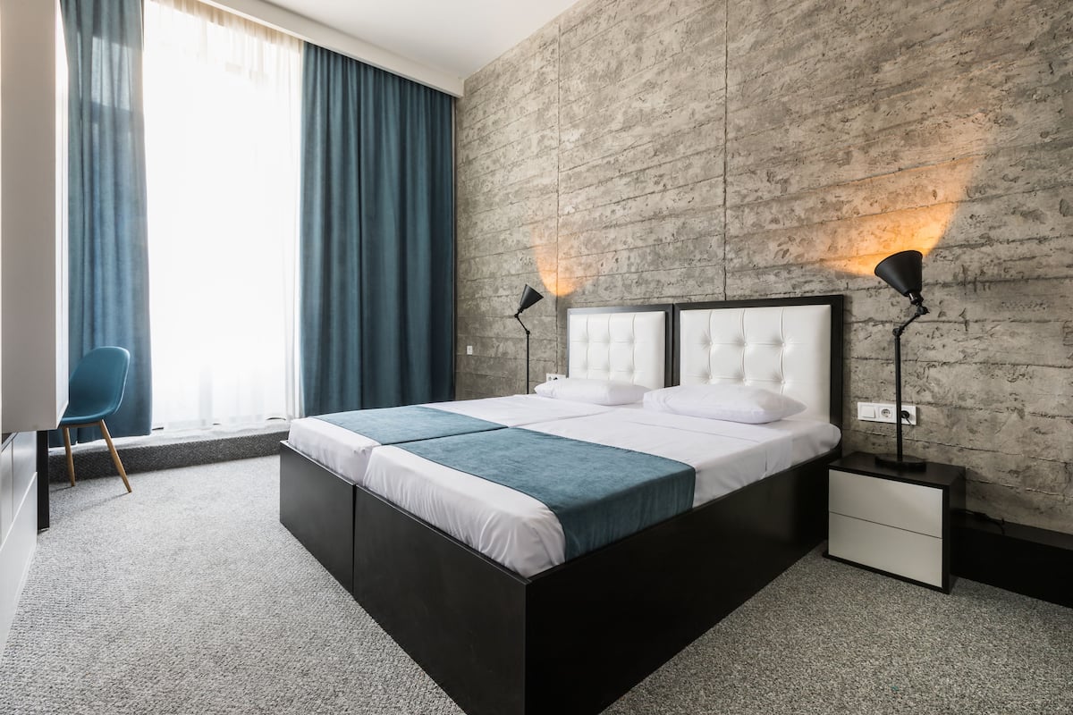 Minibar, caja de seguridad en la habitación y escritorio