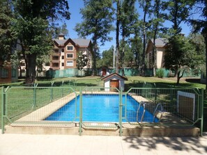 Una piscina al aire libre de temporada