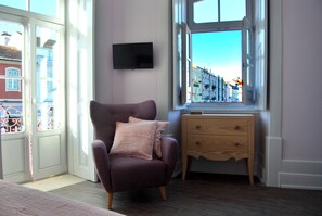 Double or Twin Room, City View | Living area