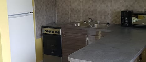 Apartamento econômico, 1 quarto | Cozinha privada | Geladeira grande, micro-ondas, fogão, cooktop