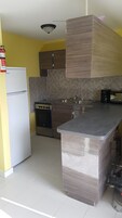 Refrigerador con freezer, microondas, horno, placa de cocina