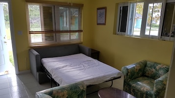 Apartamento econômico, 1 quarto | Área de estar | TV de tela plana