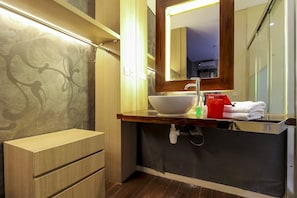 Kamar Double | Kamar mandi | Shower, perlengkapan mandi gratis,  dan handuk