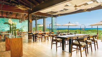 9 restaurantes, se sirven desayunos, comidas y cocina internacional