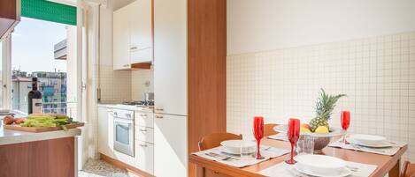 Appartamento, 2 camere da letto, balcone | Cucina privata | Frigorifero con congelatore, forno, piano cottura, macchina per tè/caffè