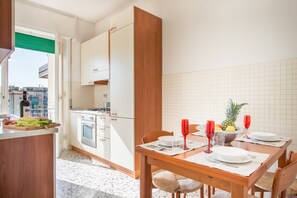 Appartamento, 2 camere da letto, balcone | Cucina privata | Frigorifero con congelatore, forno, piano cottura, macchina per tè/caffè