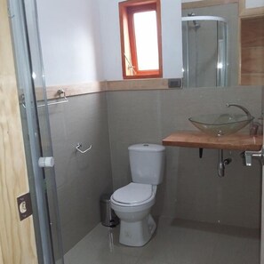 Standard Cottage, 2 Bedrooms | Bathroom | Shower, towels - Cabañas Pukatue (Chonchi)