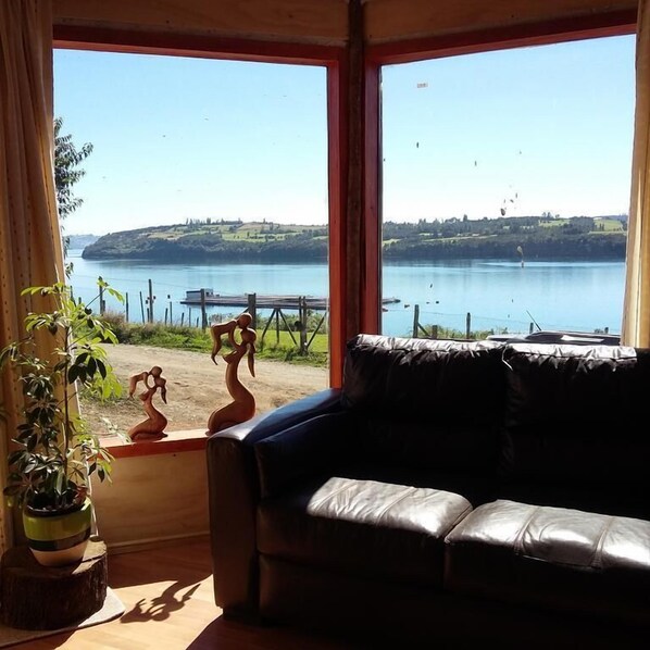 标准村舍, 2 间卧室 | 起居区 | 32-英寸纯平电视（配备有线频道）、电视、壁炉