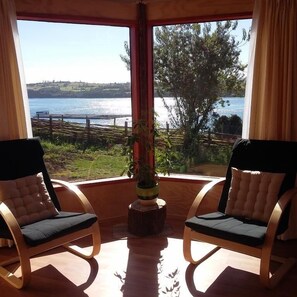 标准村舍, 2 间卧室 | 起居区 | 32-英寸纯平电视（配备有线频道）、电视、壁炉