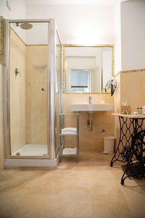 Amenidades de baño gratuitas, secadora de cabello, batas, bidet 