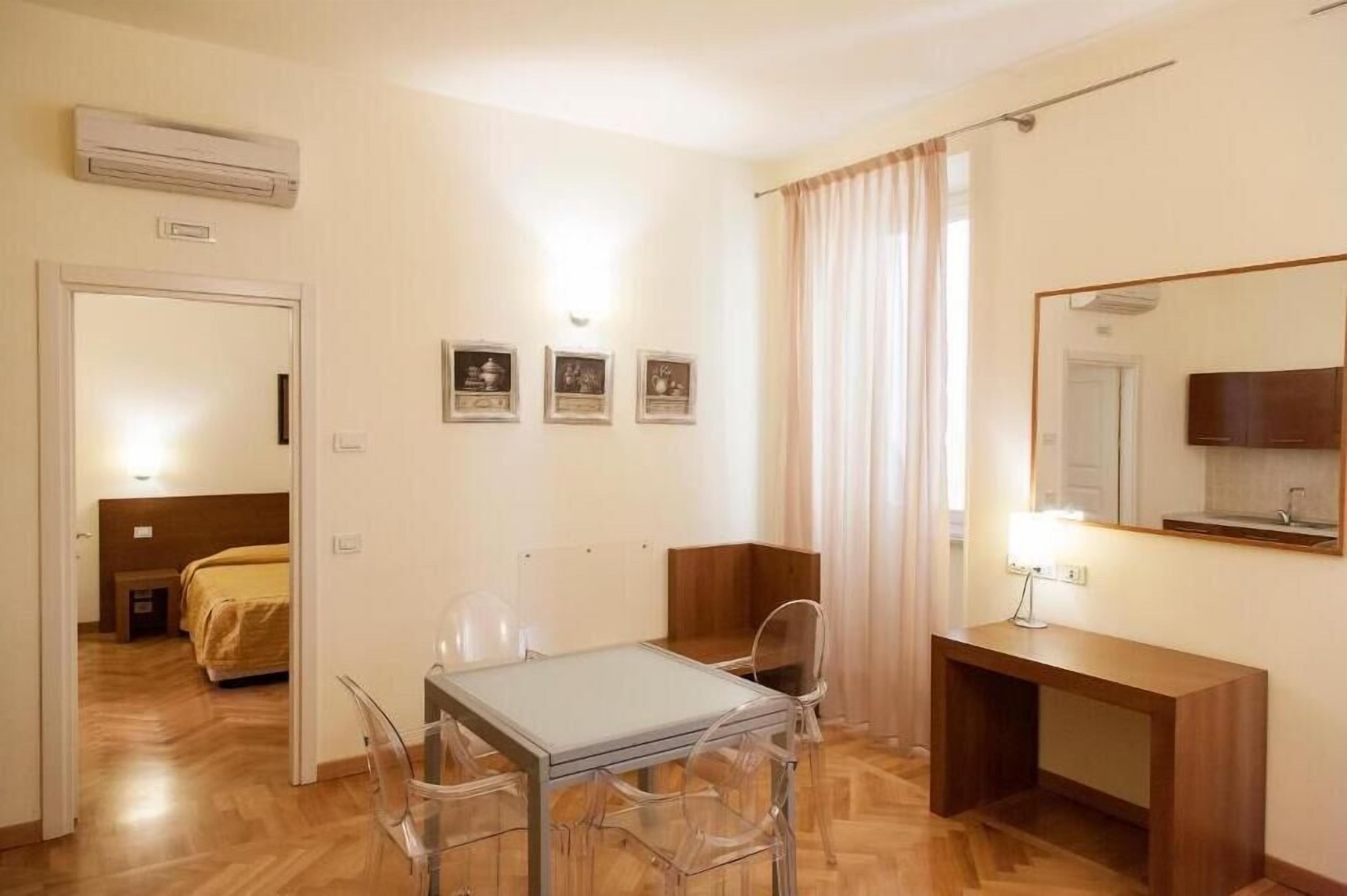 Minibar, Zimmersafe, Schreibtisch, schallisolierte Zimmer