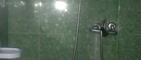 Shower, free toiletries, towels