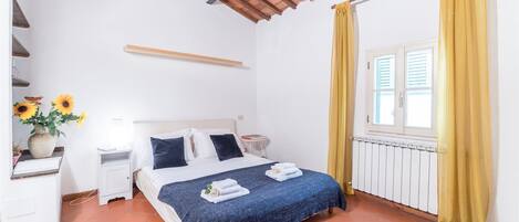 Leilighet – standard, 2 soverom | 2 soverom, individuelt innredet, skrivebord og strykejern/-brett