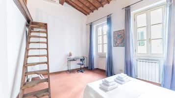 Standard-Apartment, 2 Schlafzimmer | 2 Schlafzimmer, individuell eingerichtet, Schreibtisch