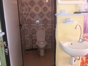 Shower, free toiletries, towels