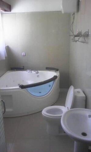 Standard Double or Twin Room, Pool View | Bathroom | Shower, free toiletries, towels - Zenith Hotel Kigali (Kigali)