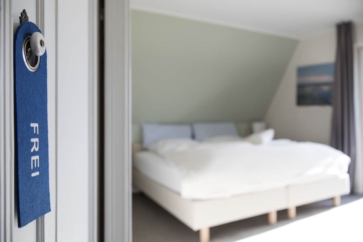 family room | free wifi, bed sheets